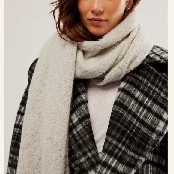 Free People Large, Warm Fuzzy Blanket Scarf Grey OS NWT - Picture 1 of 7
